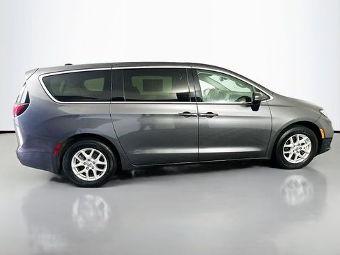 Used 2023 Chrysler Pacifica Touring-L FWD image 8