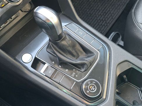 Used 2020 Volkswagen Tiguan SE w/ Panoramic Sunroof Package image 23