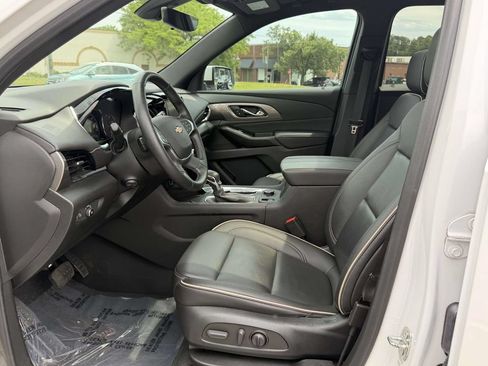 Used 2023 Chevrolet Traverse Premier FWD image 17