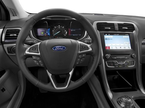 Used 2017 Ford Fusion SE FWD image 10