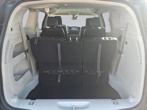 Used 2024 Chrysler Pacifica Touring-L image 28