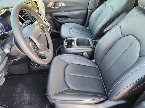 New 2026 Chrysler Pacifica Select image 9