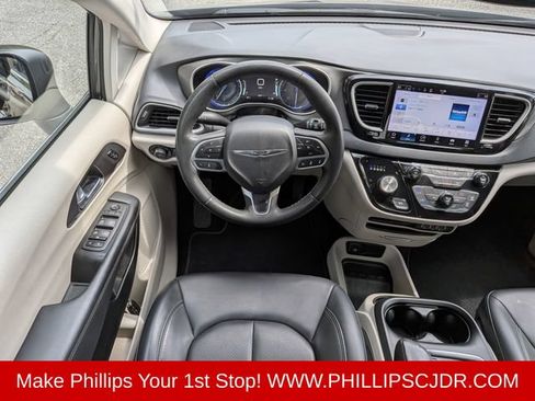 Used 2023 Chrysler Pacifica Touring-L FWD image 15