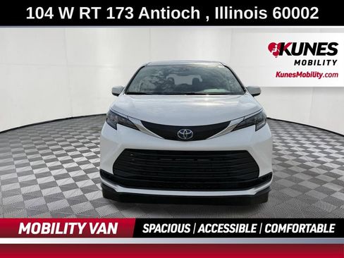 Used 2025 Toyota Sienna LE image 2