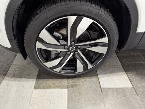 Used 2025 Volvo XC40 B5 Plus image 7