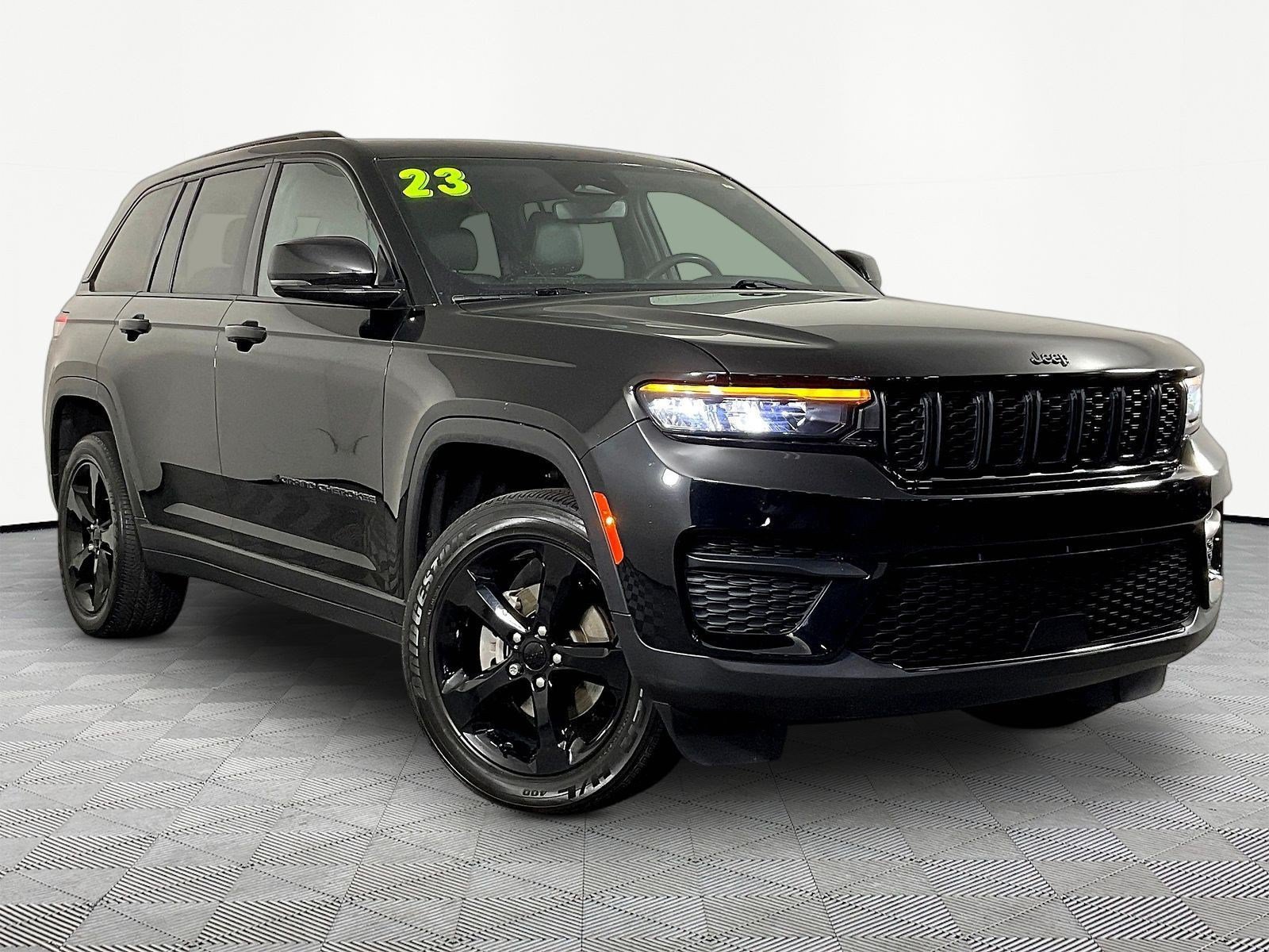 Used 2023 Jeep Grand Cherokee Altitude AWD/4WD image 3