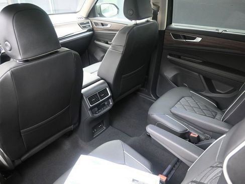 Used 2025 Volkswagen Atlas SEL Premium R-Line image 19