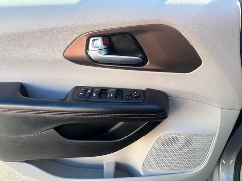 Used 2018 Chrysler Pacifica Touring-L w/ Premium Audio Group image 23