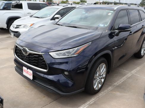 Used 2022 Toyota Highlander Limited image 4
