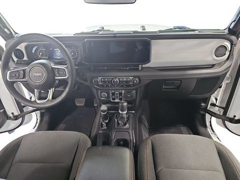 Used 2025 Jeep Wrangler Unlimited Sahara AWD/4WD image 9