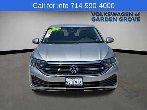 Used 2023 Volkswagen Jetta SE FWD image 3
