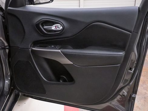 Used 2019 Jeep Cherokee Latitude Plus w/ Comfort/Convenience Group FWD image 27