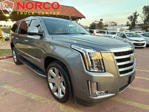 Used 2019 Cadillac Escalade ESV Luxury image 3