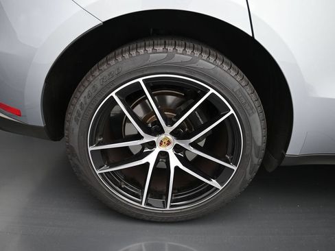 Certified 2025 Porsche Macan AWD/4WD image 28