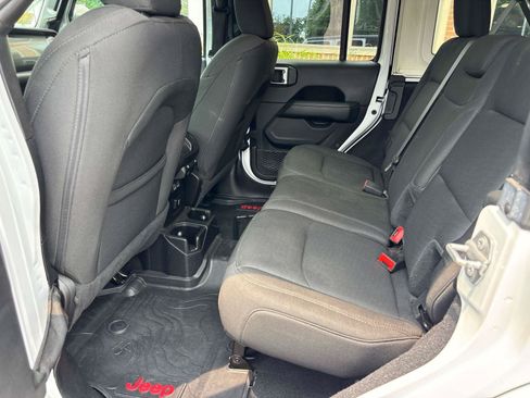 Used 2019 Jeep Wrangler Unlimited Sahara w/ Cold Weather Group AWD/4WD image 8