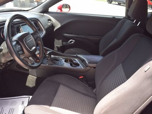 Used 2015 Dodge Challenger SXT w/ Driver Convenience Group RWD image 8