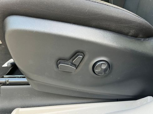 Used 2024 Chrysler Voyager LX image 23