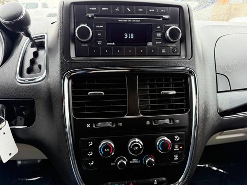 Used 2016 Dodge Grand Caravan SE image 35