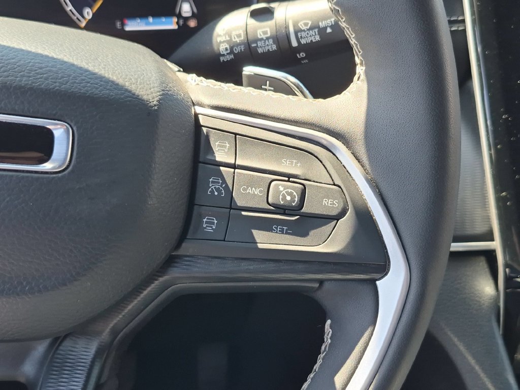 Used 2025 Jeep Grand Cherokee Altitude AWD/4WD image 22