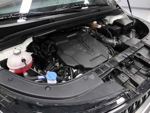 Used 2025 Kia Carnival FWD image 16