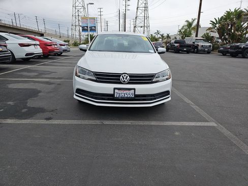 Used 2017 Volkswagen Jetta SE image 2