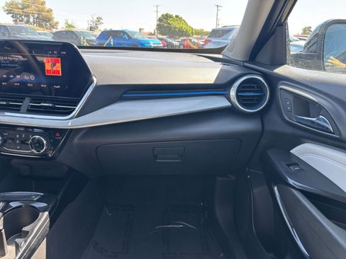 Used 2025 Chevrolet Trax LT FWD image 36