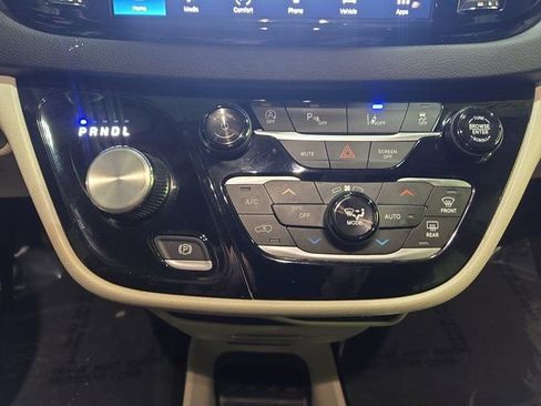 Used 2024 Chrysler Pacifica Touring-L image 24