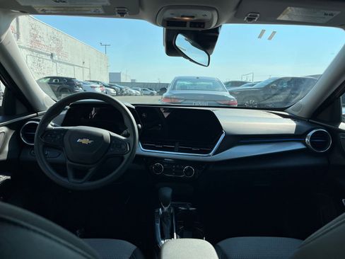 Used 2025 Chevrolet Trax LT image 32