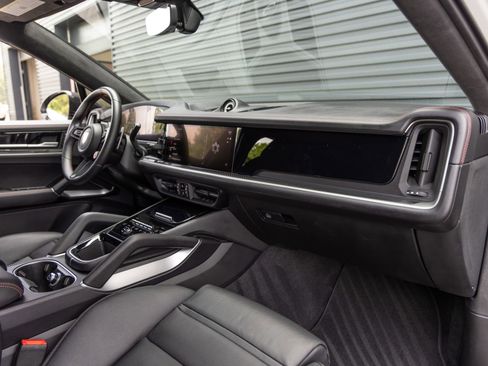 Certified 2024 Porsche Cayenne Turbo GT AWD/4WD image 36