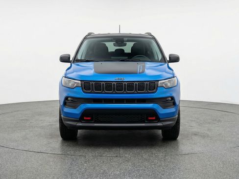 Used 2025 Jeep Compass Trailhawk AWD/4WD image 2