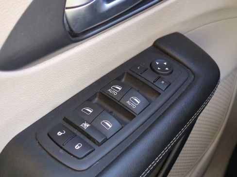 Used 2023 Chrysler Pacifica Touring-L image 23