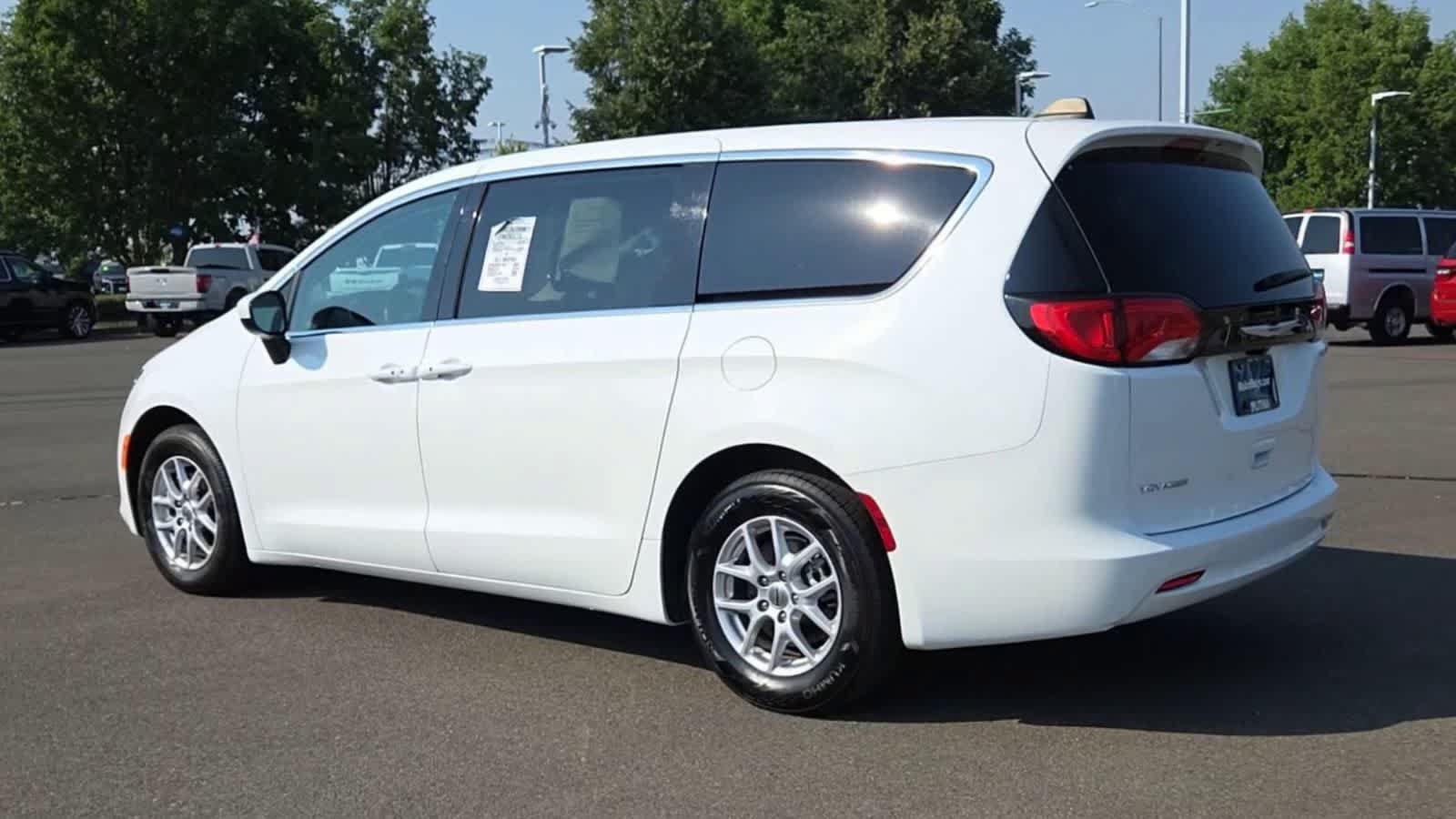 Used 2023 Chrysler Voyager LX FWD image 6