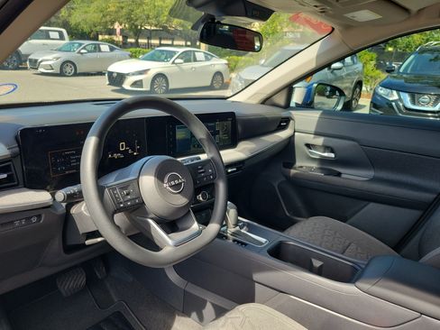 Used 2025 Nissan Kicks SV w/ SV Premium Package FWD image 17
