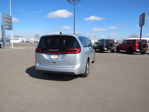Used 2024 Chrysler Pacifica Limited w/ Trailer Tow Group FWD image 6