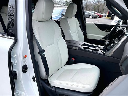 Used 2024 Lexus LX 600 4WD w/ Luxury Package image 10