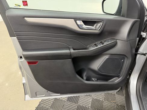 Used 2021 Ford Escape SE w/ SE Sport Appearance Package image 9