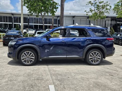 Used 2024 Nissan Pathfinder SL w/ SL Premium Package FWD image 9