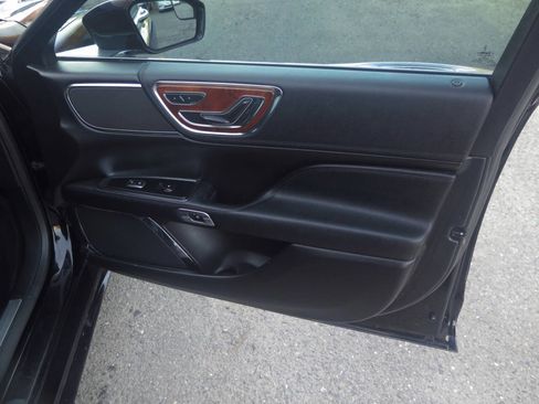 Used 2017 Lincoln Continental Premiere image 19