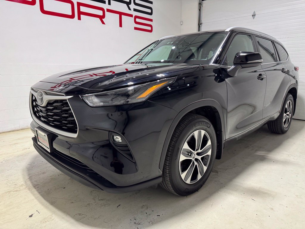 Used 2023 Toyota Highlander XLE AWD/4WD image 2