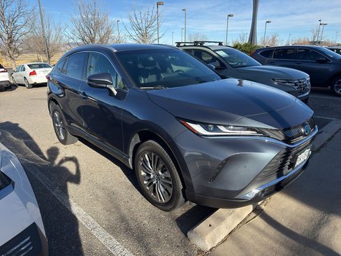 Used 2022 Toyota Venza XLE image 5