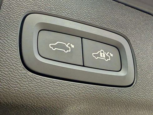 Used 2022 Volvo XC60 B6 R-Design w/ Advanced Package image 25