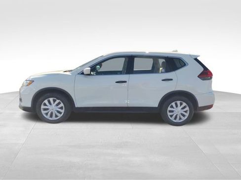 Used 2017 Nissan Rogue S image 2
