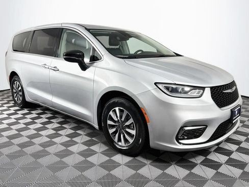 Used 2024 Chrysler Pacifica Limited FWD image 27