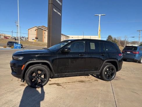 Used 2023 Jeep Grand Cherokee Altitude AWD/4WD image 5