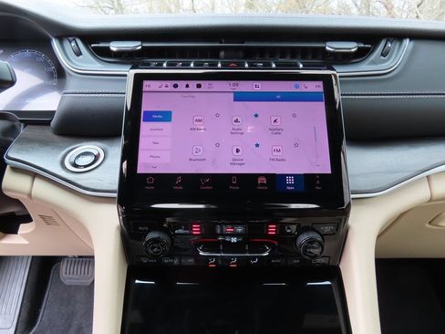 Certified 2025 Jeep Grand Cherokee Limited AWD/4WD image 16