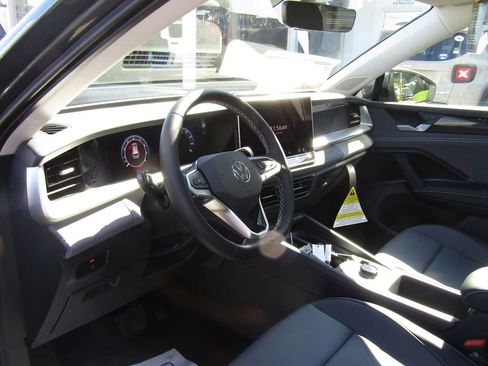 New 2025 Volkswagen Tiguan SE AWD/4WD image 21