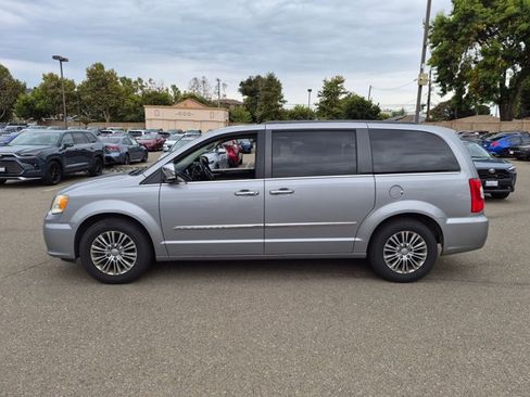Used 2014 Chrysler Town & Country Touring-L w/ Driver Convenience Group FWD image 8