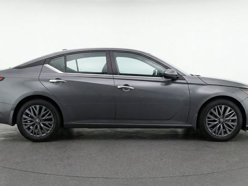 Used 2025 Nissan Altima 2.5 SV FWD image 11