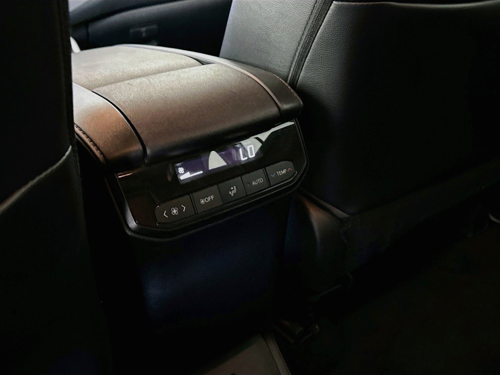 Used 2023 Toyota Highlander XLE AWD/4WD image 28