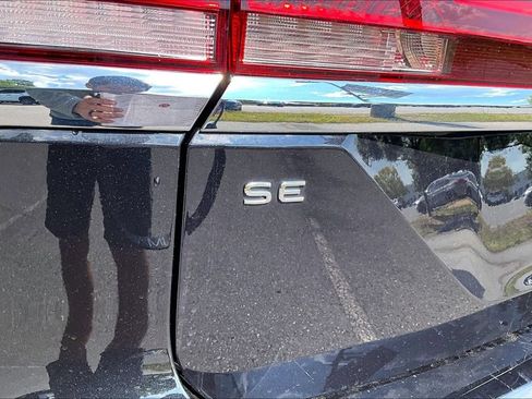 Used 2025 Volkswagen Atlas SE FWD image 23